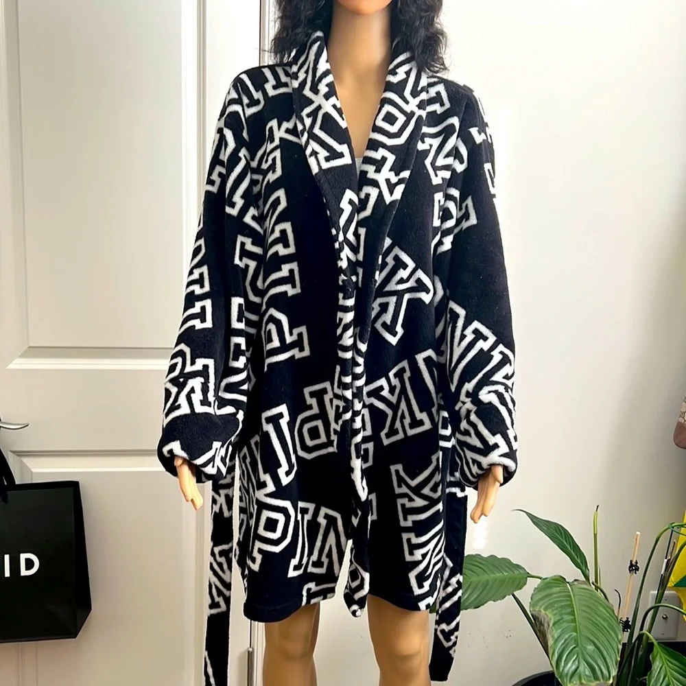 (Sold) V/s PINK robe - Picture 13 of 14